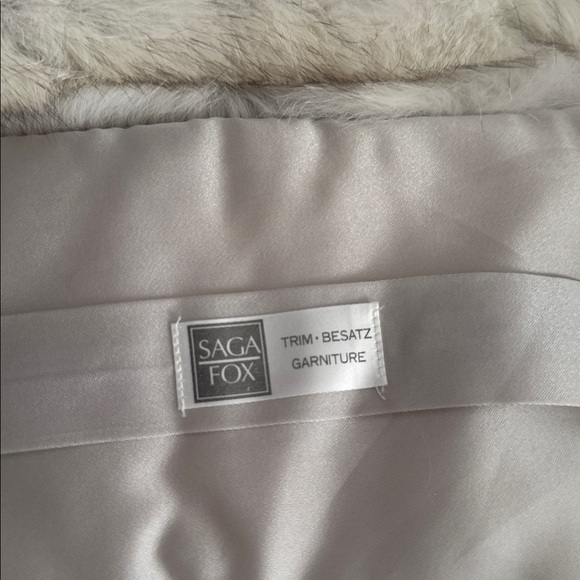 Sold / SAGA FOX FUR STOLE WRAP - Picture 11 of 16